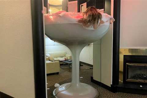 A Hotel With A Champagne Glass Jacuzzi In Florida Is An Unforgettable Getaway - travelnowsmart.com