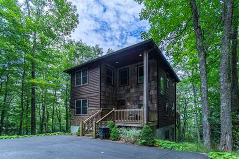 A Peak of Heaven - Log Cabin with 3 Bedrooms, Accommodates 8 Guests in Boone, NC