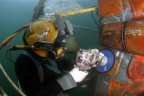 What’s the Difference Between Commercial Diving and Recreational Diving?